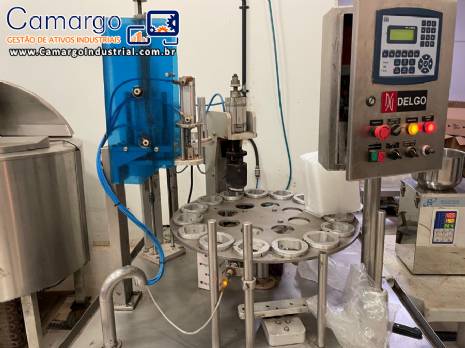 Envasadora rotativa autom�tica com seladora tampadora para potes e frascos Delgo